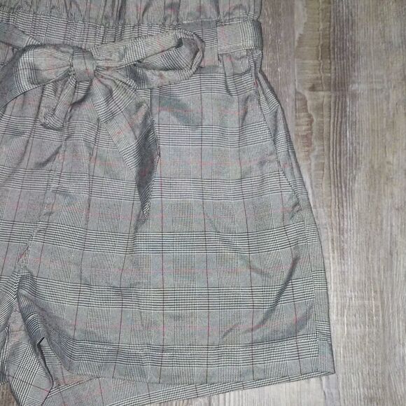 French Kiss gray elastic ruffle waisted shorts with belt - Picture 2 of 5